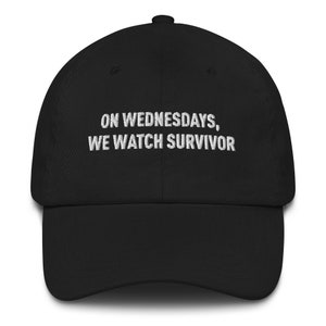 以下が含まれることがあります： 「ON WEDNESDAYS, WE WATCH SURVIVOR」と白い刺繍が施された黒い野球帽。カーブしたつばと構造化されたクラウンが特徴です。番組ファン向けのファッショナブルなアクセサリーです。