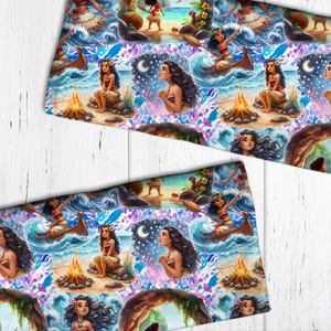 Op de afbeelding: Stof met een herhalend patroon met een Polynesische prinses. Het ontwerp bevat afbeeldingen van een kampvuur, oceaangolven, een kano en een vrouw met lang, donker haar. Het kleurenpalet omvat blauw, paars en zandtinten.