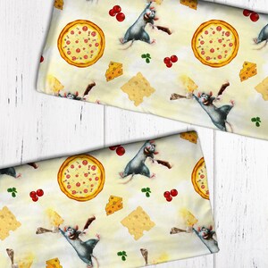 Könnte beinhalten: Ein hellgelber Stoff mit einem sich wiederholenden Muster aus Cartoon-Ratten, Pizzen, Käse und Beeren. Die grauen Ratten halten Holzlöffel. Die Pizzen haben rote Tomatenbeläge. Der Käse ist gelb und die Beeren sind rot.