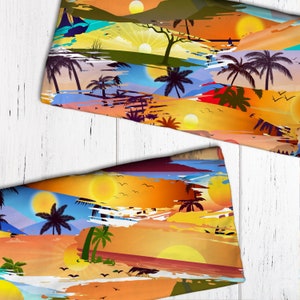 Peut inclure: Un tissu coloré avec un motif de coucher de soleil tropical. Le tissu présente des palmiers, des levers de soleil et des coups de pinceau dans des tons de bleu, orange, jaune et vert.
