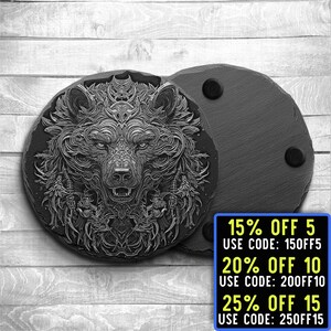 Puede incluir: Dos posavasos de pizarra negra, uno con un gráfico detallado en blanco y negro de una cabeza de lobo. El otro posavasos es negro liso. El texto en la imagen dice: "15% OFF 5 USE CODE: 150FF5 20% OFF 10 USE CODE: 200FF10 25% OFF 15 USE CODE: 250FF15"