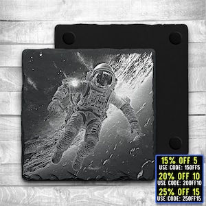 Puede incluir: Ilustración en blanco y negro de un astronauta flotando en el espacio. El astronauta lleva un traje espacial y un casco. El fondo es un cielo oscuro y estrellado. La imagen está impresa en una posavasos de pizarra negra. 15% OFF 5 USE CODE: 150FF5 20% OFF 10 USE CODE: 200FF10 25% OFF 15 USE CODE: 250FF15