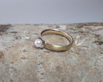 Gold ring with white gold and freshwater pearl