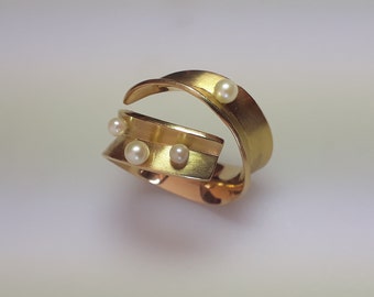 unusual, elaborate gold ring with pearls