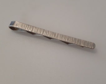 Tie clip in silver with hammer finish