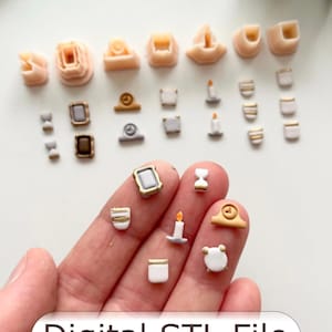 以下が含まれることがあります： 写真立て、時計、キャンドル、その他の小さなアイテムなど、ミニチュアのベージュとゴールドの装飾品のコレクション。「Digital STL File」というテキストが画像の下部に表示されています。