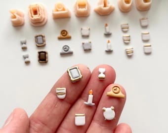 Könnte beinhalten: Eine Sammlung miniaturer, beige und goldfarbener Dekorationsgegenstände, darunter Bilderrahmen, Uhren, Kerzen und andere kleine Artikel. Der Text "Digital STL File" ist unten im Bild zu sehen.