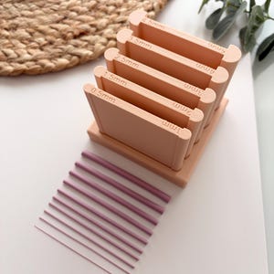 Puede incluir: Un juego de tres tazas de cerámica con un esmalte moteado de color crema. Cada taza presenta un diseño floral pintado a mano en tonos azules, verdes y amarillos. Las tazas tienen una forma simple y redondeada y un asa cómoda.