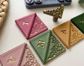 Stempel z ozdobnym kwiatem w narożniku – wykrawarka z gliny polimerowej – sklep VeeClayDesign