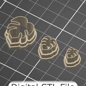 Op de afbeelding: Drie bruin gekleurde bladvormige koekjessnijders van verschillende formaten. Ze staan op een grijze rasterachtergrond. De tekst "Digital STL File" staat in een wit rechthoekje onderaan.