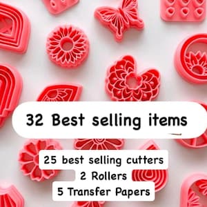 Puede incluir: Una colección de 32 cortadores de galletas de plástico rosa, que incluyen una mariposa, una flor, un corazón y formas geométricas. El texto "32 Best selling items", "25 best selling cutters", "2 Rollers" y "5 Transfer Papers" es visible en la imagen.