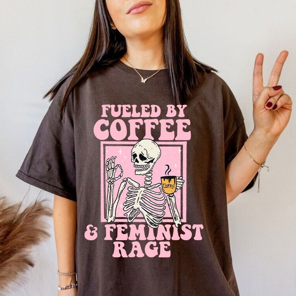 Angetrieben von Kaffee und feministischer Wut Shirt | retro feministisches Hemd | Skelett ästhetisches feministisches T-Shirt | feministisches Geschenk | Boho Retro Feminismus T-Shirt