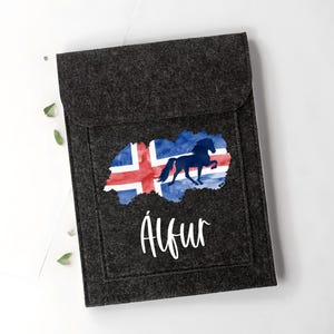 Paardenpaspoortomslagontwerp "IJslands #6 + naam" | Antraciet | Cadeau, cadeau-idee, paard, paardenmeisje, IJslands, IJslands paard, Tölter