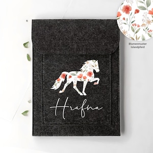 Paardenpaspoortomslagontwerp "IJslands #9 + naam" | Antraciet of lichtgrijs | Cadeau, cadeau-idee, paard, paardenmeisje, bloemen, IJslands paard