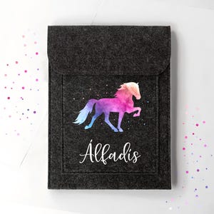 Paardenpaspoortomslagontwerp "IJslandse aquarel" | Antraciet | Cadeau, cadeau-idee, paard, paardenmeisje, IJslands, IJslands paard, Tölter