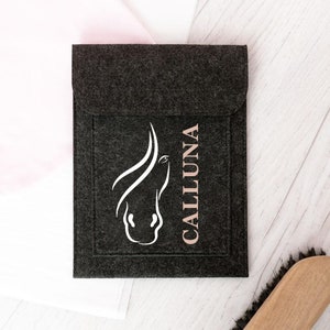 Paardenpaspoorthoes met naam voor paardenpaspoort als cadeau voor ruiters en paarden | gepersonaliseerde paardenpaspoorthoes | met paardenhoofd & gewenste tekst