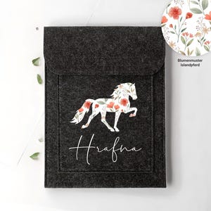 Paardenpaspoortomslagontwerp "IJslands #11 + naam" | Antraciet of lichtgrijs | Cadeau, cadeau-idee, paard, paardenmeisje, bloemen, IJslands paard