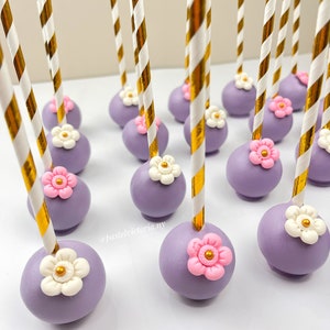 Cake pops z motywem kwiatów, cake pops z motywem Roszpunki, desery stołowe, upominki na przyjęcia, precle, cake pops, smakołyki