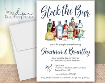 Könnte beinhalten: Eine Aquarell-Illustration einer Bar, die mit verschiedenen Flaschen Alkohol gefüllt ist, darunter Tequila, Gin, Rum und Whisky. Die Einladung lautet "Stock the Bar" und ist für eine Paar-Dusche zu Ehren von Shannon & Brantley. Die Veranstaltung findet am 16. September von 15:00 bis 18:00 Uhr im Rathaus von Roseland statt. Die Gäste werden gebeten, eine Flasche Alkohol mitzubringen, um an einer Geschenkkartenverlosung teilzunehmen.