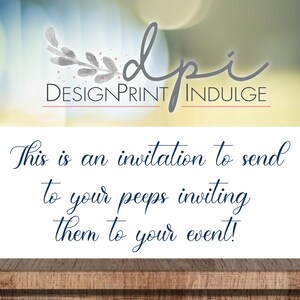 Puede incluir: Tarjeta blanca con texto azul que dice "This is an invitation to send to your peeps inviting them to your event!" El texto est&aacute; en una fuente cursiva. La tarjeta est&aacute; sobre una superficie de madera con un fondo borroso de luces.