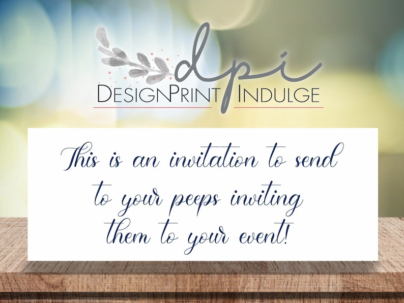 Puede incluir: Tarjeta blanca con texto azul que dice "This is an invitation to send to your peeps inviting them to your event!" El texto est&aacute; en una fuente cursiva. La tarjeta est&aacute; sobre una superficie de madera con un fondo borroso de luces.