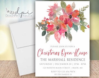 Può includere: Un biglietto d'invito bianco con un design floreale ad acquerello nei toni del rosa, del rosso e del verde. Il testo recita "Christmas Open House" con i dettagli dell'evento. Una busta è visibile a sinistra.