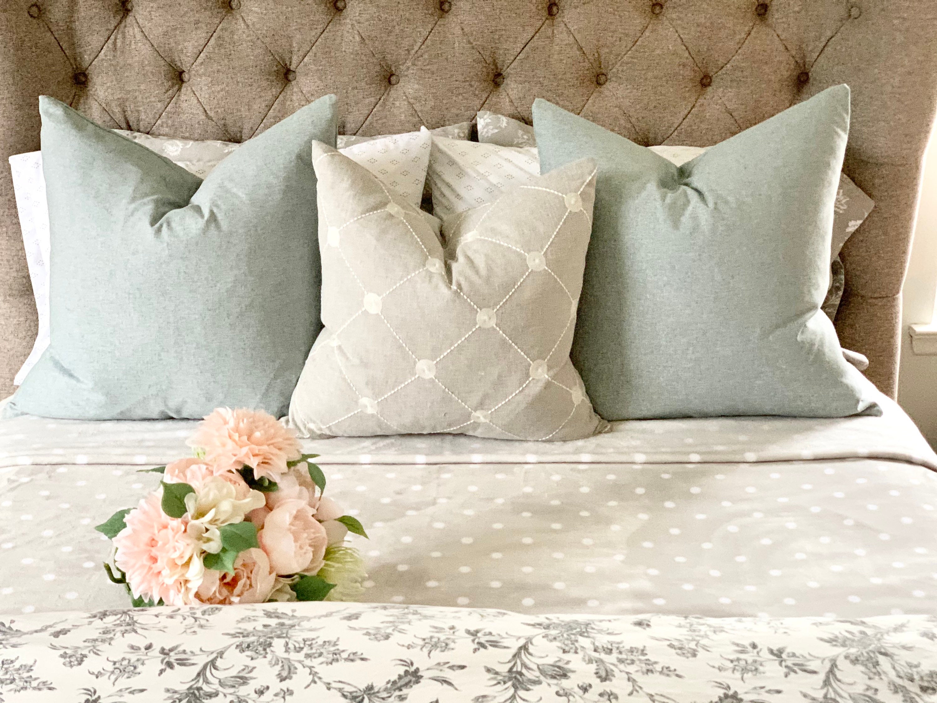 How To Arrange Throw Pillows On A Queen Size Bed — Homzie Designs