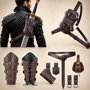Puede incluir: Una colección de accesorios de cuero marrón, que incluye una vaina de espada, protectores de brazo, un cinturón y una pequeña bolsa. La vaina tiene hebillas y correas de metal. Los protectores de brazo tienen cierres de hebilla y detalles de remaches.
