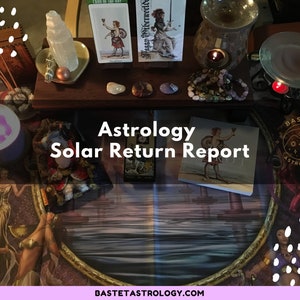 Pode incluir: Uma vela roxa, um pequeno saco de cristais e um livro intitulado "Astrologia Solar Return Report" estão dispostos em uma mesa com um espelho circular com moldura dourada e um design colorido. A mesa é decorada com vários cristais, um pequeno cristal branco e um colar de contas. O texto "BASTETASTROLOGY.COM" é visível na parte inferior da imagem.