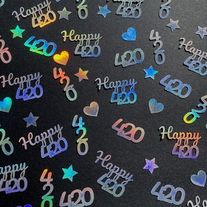 Peut inclure: Une collection de confettis holographiques avec les mots "Happy 420" et les chiffres "420" imprimés dessus. Les confettis sont de différentes formes, notamment des étoiles, des cœurs et des chiffres.