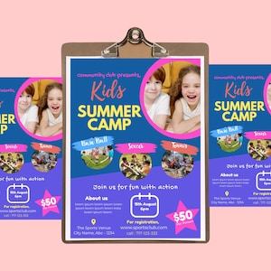 Könnte beinhalten: Ein braunes Klemmbrett mit einem blauen Flyer für ein Kinder-Sommercamp. Der Flyer zeigt Fotos von Kindern, den Text Kids Summer Camp sowie kreisförmige Symbole für Baseball, Fußball und Tennis. Er enthält Veranstaltungsdetails und einen rosa Stern.