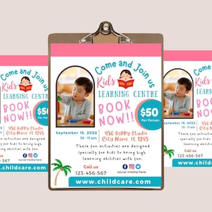 Può includere: Una cartellina marrone con tre volantini identici per un centro di apprendimento per bambini. I volantini presentano la foto di un bambino che gioca, il testo Come and Join us Kids Learning Centre, Book Now, $50, contatti e una palma.
