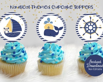 Puede incluir: Tres toppers de cupcake imprimibles con temática náutica. Los toppers presentan un fondo a rayas azul y blanco con un ancla amarilla, una ballena azul y un volante amarillo.