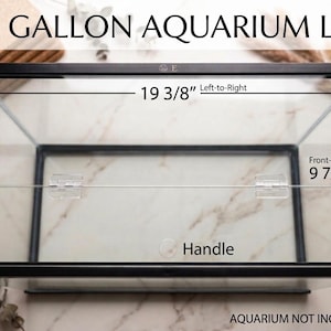 Op de afbeelding: Een rechthoekig 10 gallon aquariumdeksel met een zwart frame en heldere glazen panelen. Het deksel heeft een scharnierontwerp met een handvat, met afmetingen van 49,2 cm breed en 24 cm diep. Tekst: 10 GALLON AQUARIUM LID, Handle en AQUARIUM NOT INCLUDED.