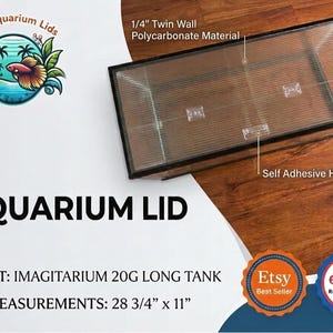 Puede incluir: Tapa de acuario hecha de material de policarbonato de doble pared. La tapa tiene un marco negro y asas autoadhesivas. Las medidas son 73 cm x 28 cm. El texto "AQUARIUM LID" se muestra en letras grandes y en negrita.