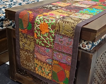 Broderad lapptäckebordslöpare: Middepunkt i indisk bomull (40 x 150 cm)