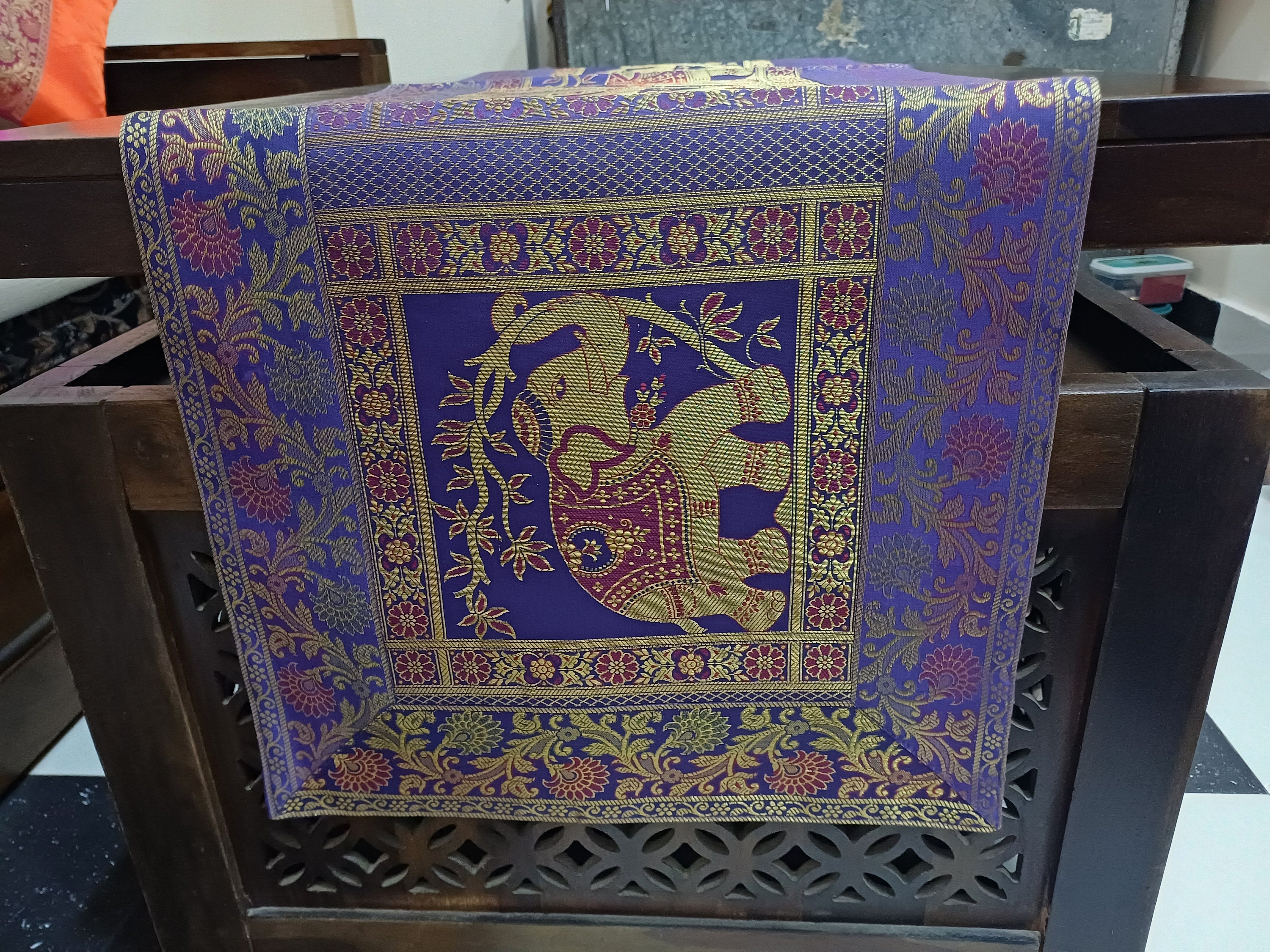 インド象のテーブルランナー：パープル＆ゴールド、16 x 60インチ