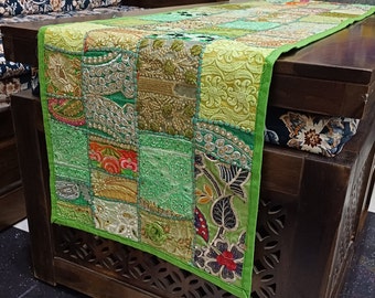 Chemin de table en coton patchwork vert : pièce maîtresse de table brodée (16 x 60 po.)