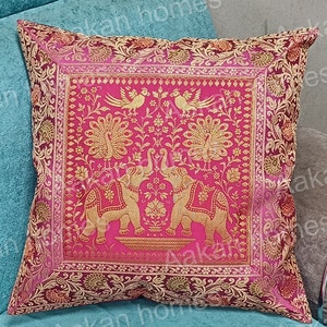 Indiskt sidenkuddfodral: Rosa elefant- och påfågelmotiv (40 x 40 cm)