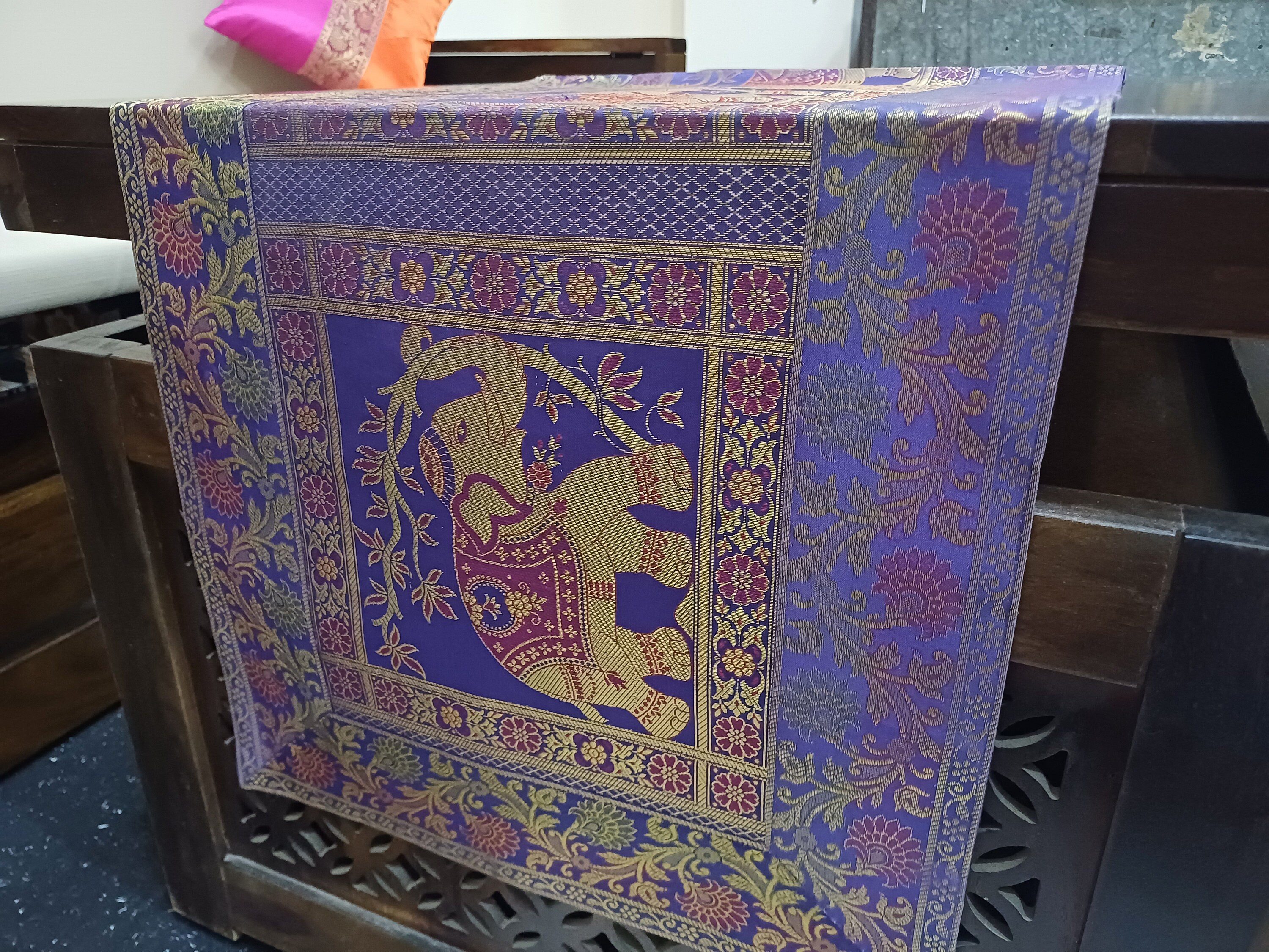 インド象のテーブルランナー：パープル＆ゴールド、16 x 60インチ