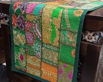 Chemin de table patchwork : pièce maîtresse en coton brodé (16 x 60 po.)