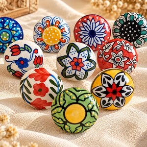 Zestaw ceramicznych gałek do szafek: ręcznie malowane wzory kwiatowe, zestaw 10 sztuk