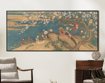 Op de afbeelding: Een ingelijst schilderij van een vogel die op een tak van een bloeiende boom zit. Het schilderij bevindt zich in een minimalistische woonkamer met twee fauteuils, een salontafel en een lamp.