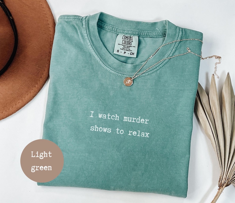 Cadeau voor liefhebbers van waargebeurde misdaadverhalen, T-shirt voor misdaadverslaafden, T-shirt voor moordmysteries, T-shirt om te bingewatchen, Comfort Colors afbeelding 3