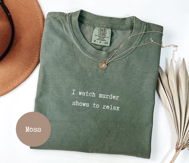 Cadeau voor liefhebbers van waargebeurde misdaadverhalen, T-shirt voor misdaadverslaafden, T-shirt voor moordmysteries, T-shirt om te bingewatchen, Comfort Colors afbeelding 4