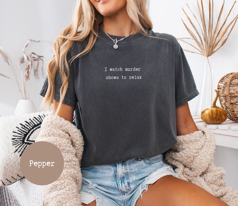 Cadeau voor liefhebbers van waargebeurde misdaadverhalen, T-shirt voor misdaadverslaafden, T-shirt voor moordmysteries, T-shirt om te bingewatchen, Comfort Colors afbeelding 6