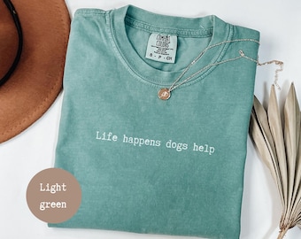 Geschenk für Hundemamas, „Das Leben passiert, Hunde helfen“-Shirt, lustiges Hunde-T-Shirt, T-Shirt für Hundeliebhaber, Comfort Colors