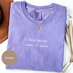 Cadeau voor liefhebbers van waargebeurde misdaadverhalen, T-shirt voor misdaadverslaafden, T-shirt voor moordmysteries, T-shirt om te bingewatchen, Comfort Colors afbeelding 5