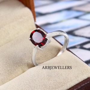 Bague grenat, alliance, bague taille ovale, bague tendance, grenat naturel, bague d&#39;anniversaire, bague de fiançailles, bague femme, bague reine, bague,