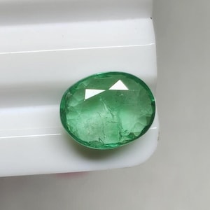 Émeraude naturelle ovale : 3,05 carats de Zambie, super propre (10,1 x 8 mm)